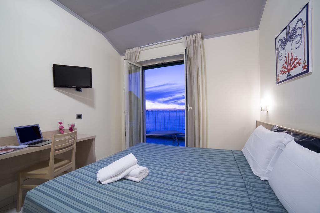 Hotel Cosmomare ปิอาโนดิซอร์เรนโต ภายนอก รูปภาพ